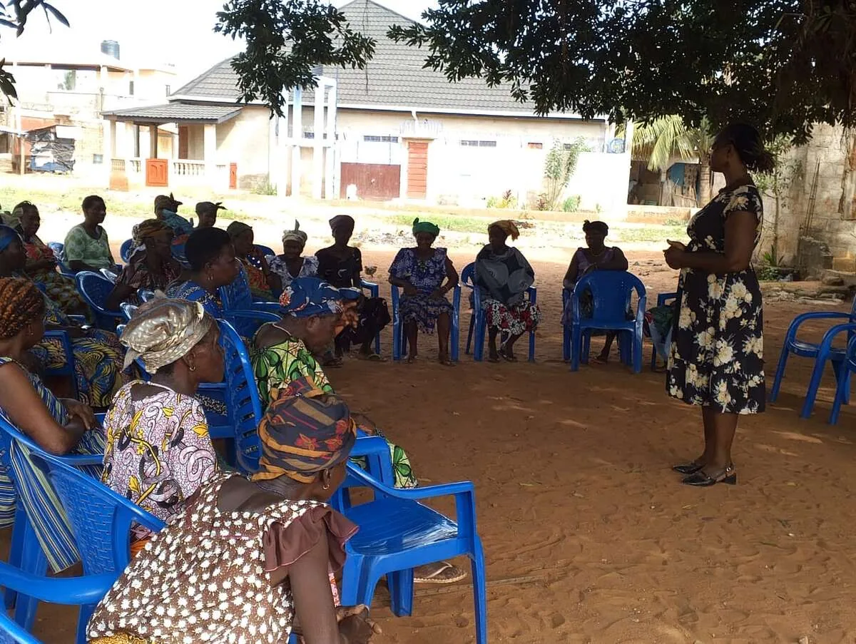 Atelier de parentalité positive à Légbassito : les personnes âgées s’engagent contre la consommation de drogues chez les jeunes